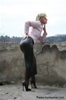 heelwoman015.jpg (45kb)